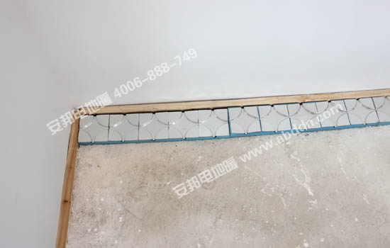 開始鋪設(shè)電地暖模塊,根據(jù)現(xiàn)場(chǎng)情況鋪設(shè)好轉(zhuǎn)向模塊