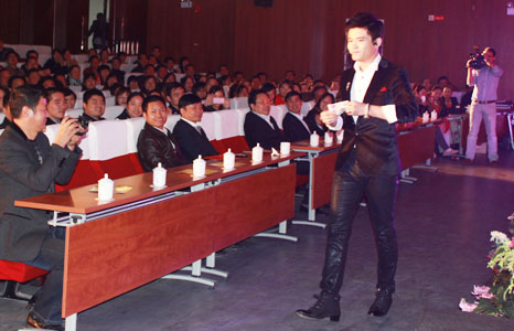 市領(lǐng)導觀看演出;主席臺左起第二位:安邦集團董事長李貽連,第四位:天長市委書記楊東坡,第五位:天長市副市長陳寶全