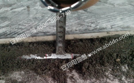 測量發(fā)熱電纜上層混凝土和地板磚的厚度